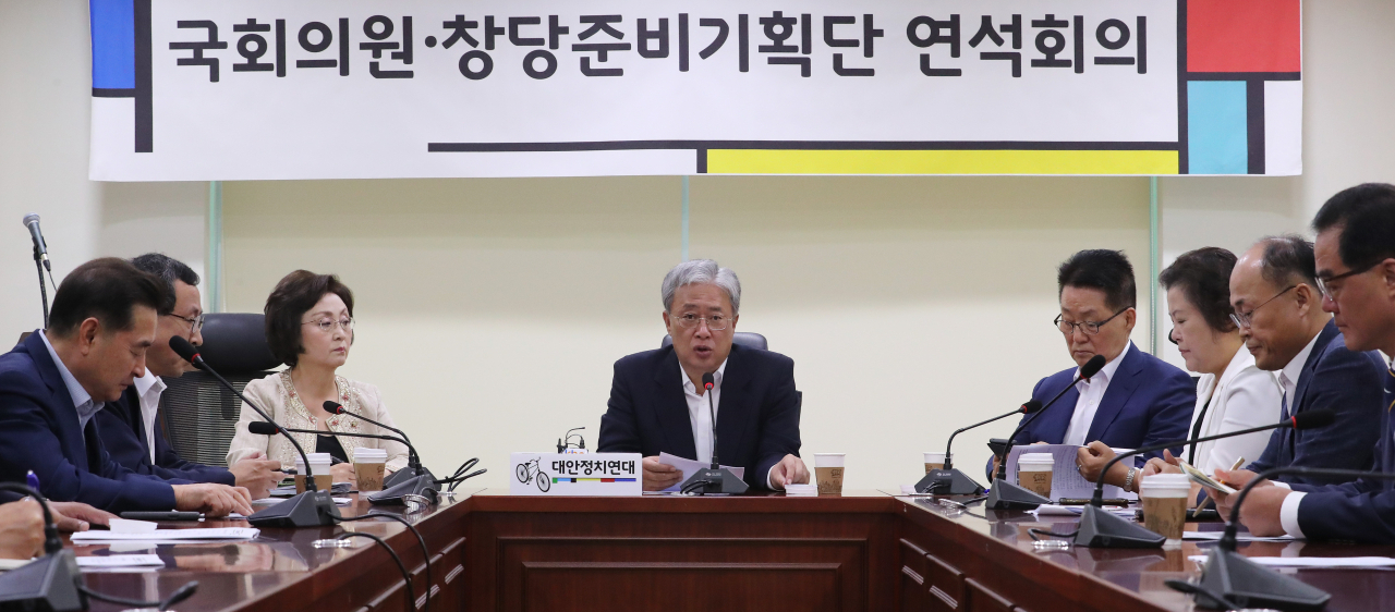 대안정치연대 유성엽 대표(가운데)가 9일 오전 국회 의원회관에서 열린 국회의원·창당준비기획단 연석회의에서 발언하고 있다. 연합뉴스
