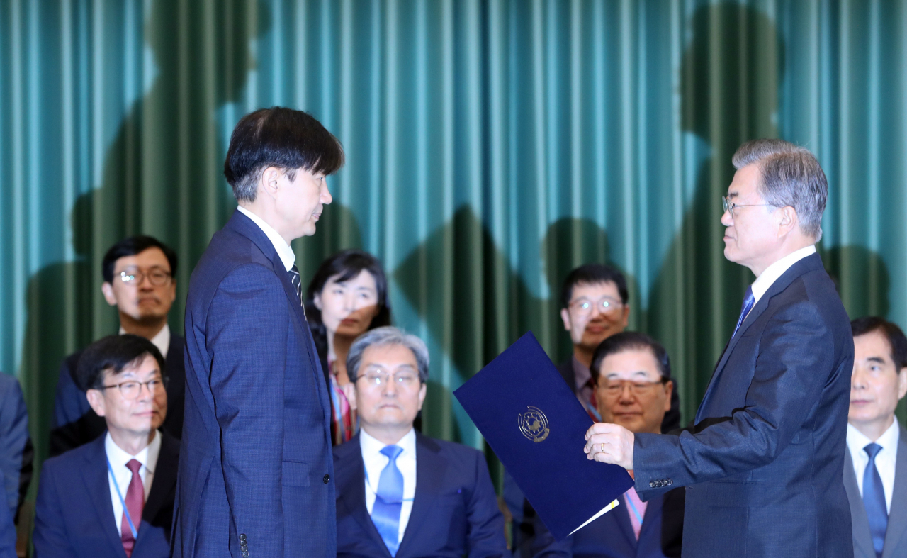 문재인 대통령이 9일 오후 청와대에서 조국 신임 법무부 장관에게 임명장을 수여하고 있다. [연합]