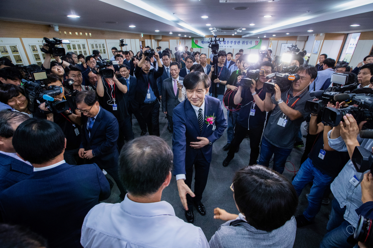 법무부 직원들과 악수하는 조국 신임 법무부 장관 [연합뉴스]
