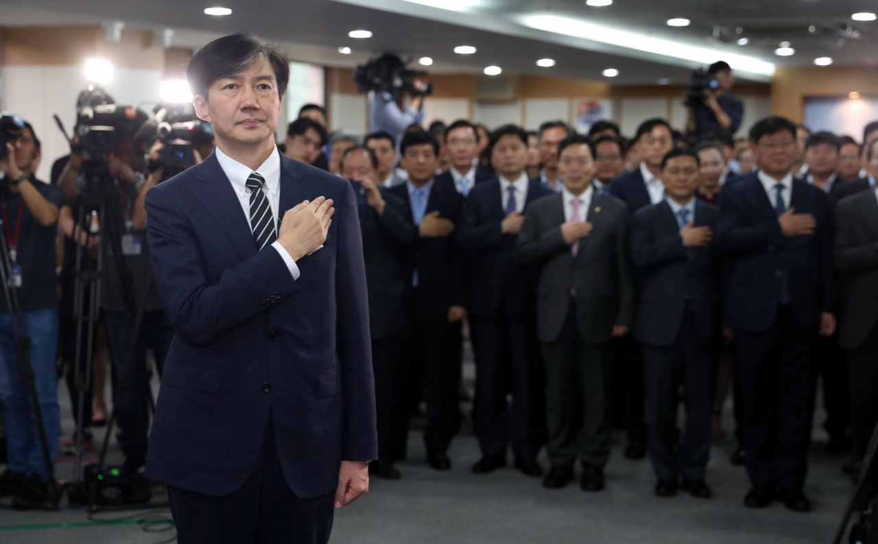 조국 신임 법무부 장관이 9일 정부과천청사 법무부에서 열린 취임식에서 국기에 대한 경례를 하고 있다. 연합뉴스