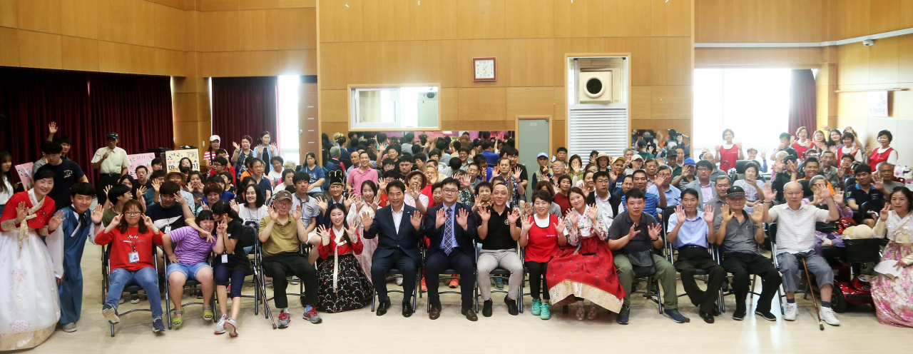 백군기 용인시장이 기흥어울림 한마당에 참석해 격려했다.[용인시 제공]