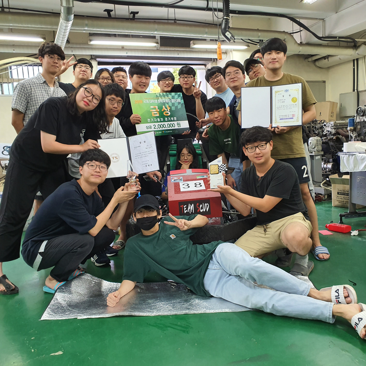 가천대 자작차동아리 ‘Team SCUD’가 6일 국제 대학생 창작자동차 경진대회에서 금상을 받았다.[가천대 제공]