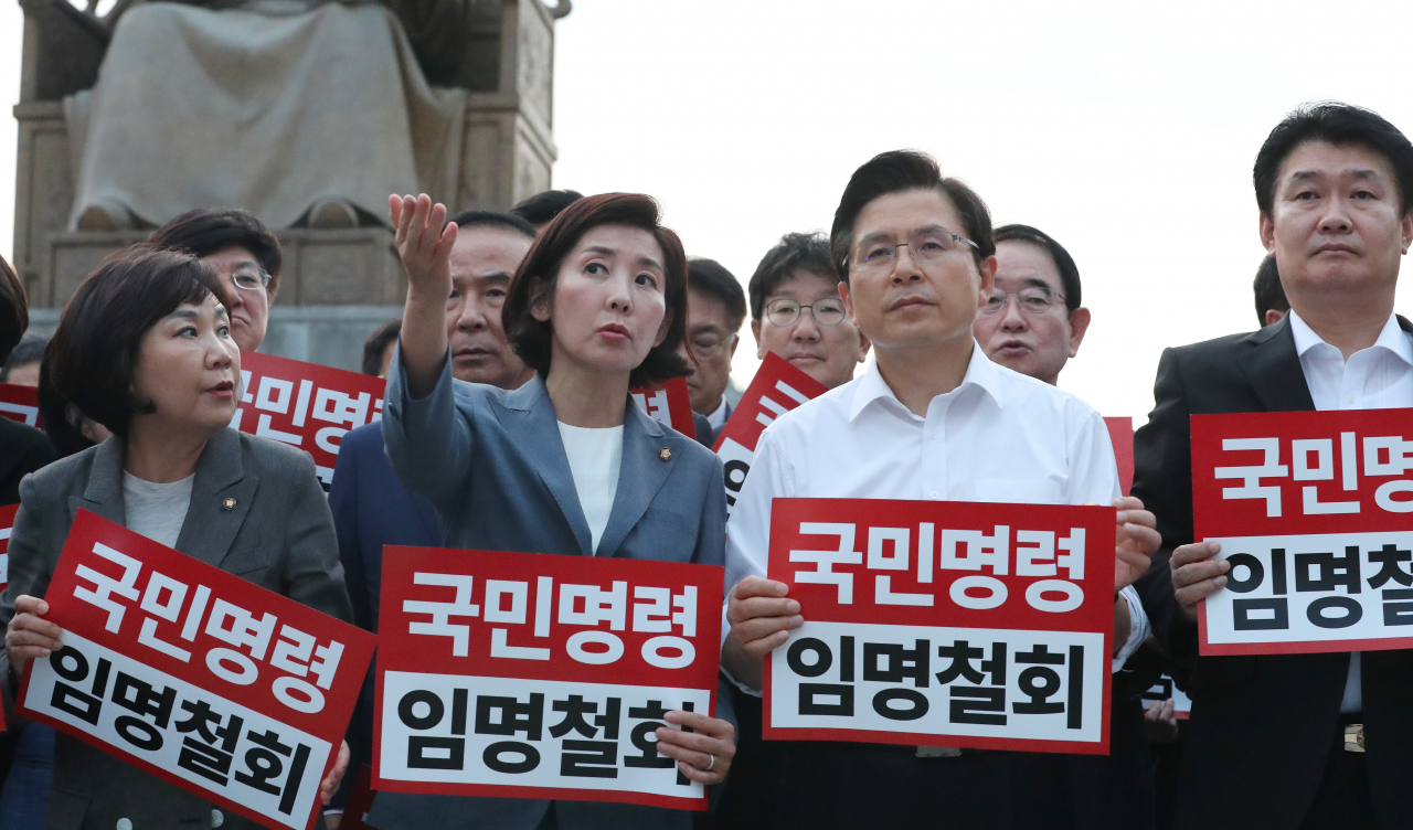 자유한국당 황교안 대표(오른쪽 두번째)와 나경원 원내대표가 9일 오후 서울 광화문 광장에서 조국 법무부 장관의 임명 철회를 촉구하는 장외투쟁에서 대화하고 있다. 연합뉴스