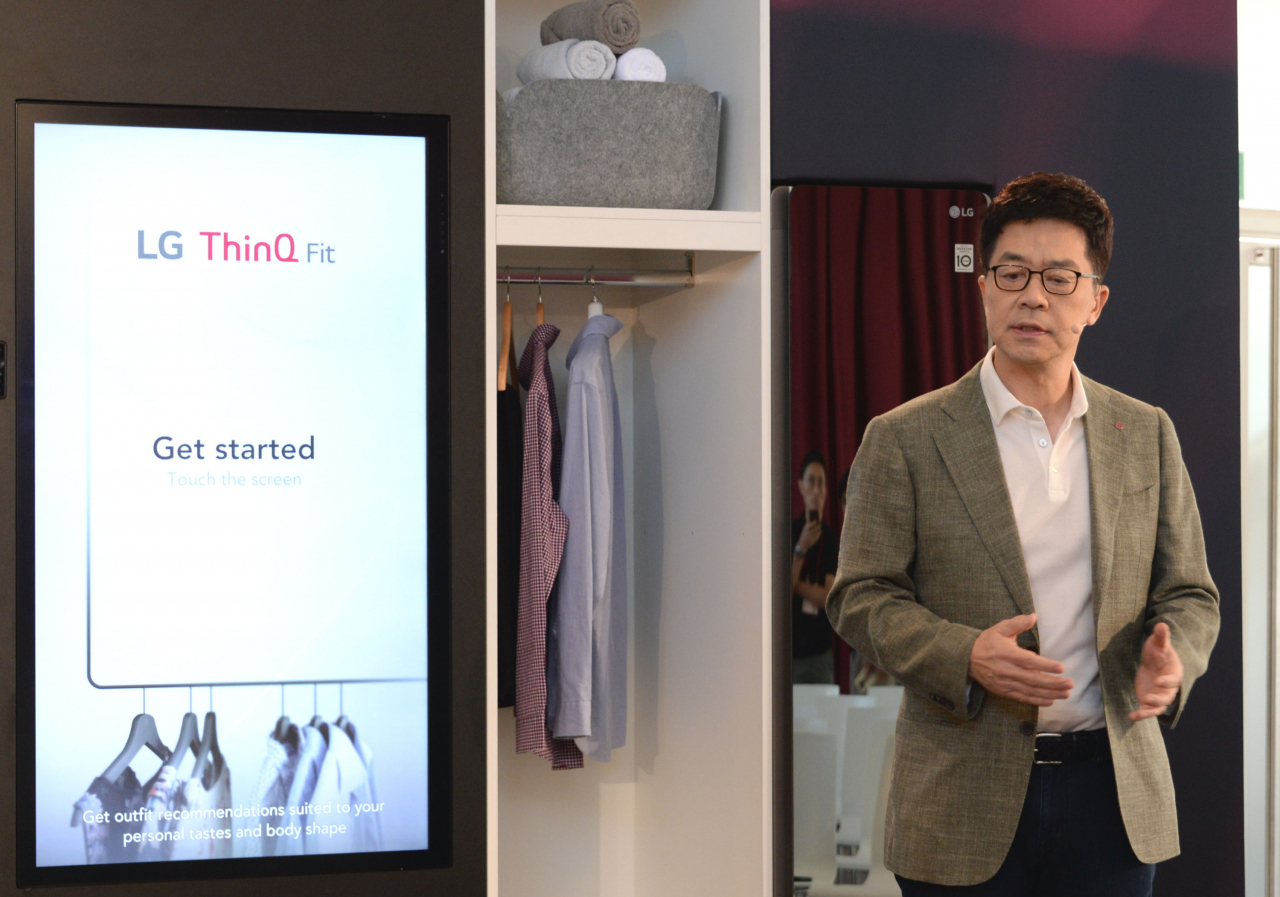 LG전자 CTO(최고기술책임자) 박일평 사장이 5일(현지시간) 독일 베를린에서 열린 ‘IFA 2019’에서 ‘어디서든 내 집처럼(Anywhere is Home)’이라는 주제로 ‘LG 미래기술 좌담회(LG Future Talk powered by IFA)’를 진행했다. 박일평 사장이 3D 카메라로 신체를 계측해 생성한 아바타에 옷을 입혀볼 수 있는 ‘씽큐 핏(ThinQ Fit)’을 소개하고 있다.[LG전자 제공]