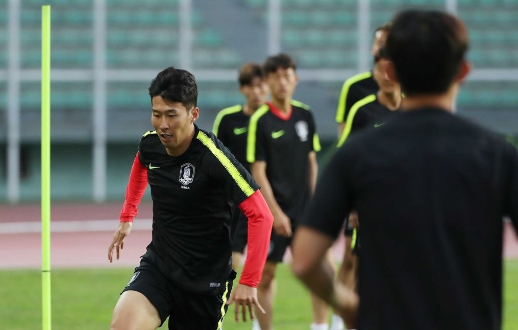 축구 국가대표팀 손흥민이 9일 오후(한국시간) 투르크메니스탄 아시가바트 코페다그 경기장에서 몸을 풀고 있다. [연합]