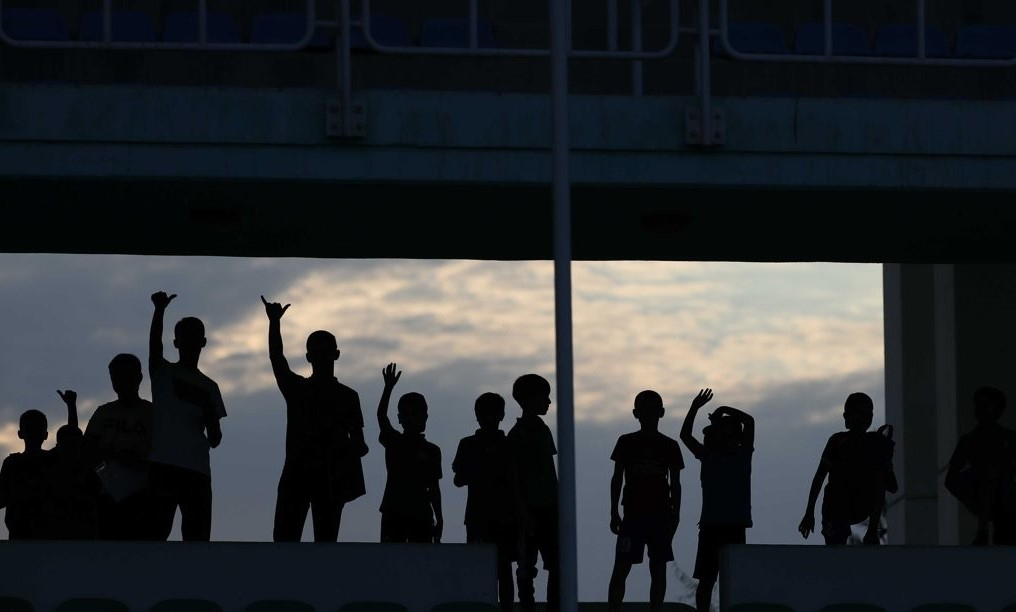 9일 오후(한국시간) 투르크메니스탄 아시가바트 코페다그 경기장에서 열리는 한국 축구 국가대표팀의 공식 연습을 보기 위해 모인 현지 팬들이 선수들 입장을 기다리던 중 취재진을 향해 손을 흔들고 있다. [연합]