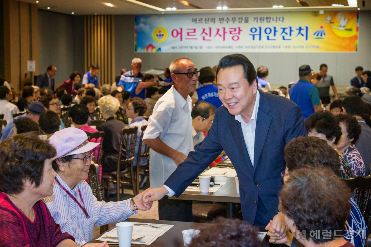 노현송 구청장이 9일 어르신 위문잔치에서 주민들을 만나 담소하고 있다. [강서구 제공]