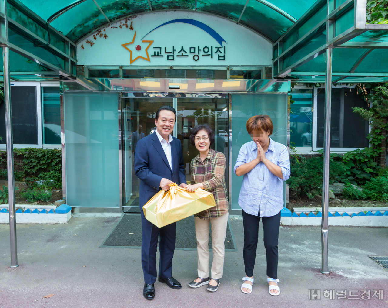 노현송 구청장이 9일 교남소망의 집을 찾아 명절 선물을 전달하고 있다. [강서구 제공]