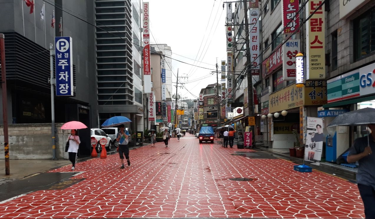 사당1동 먹자골목 상점가일대 디자인 도로 포장 모습. [동작구 제공]
