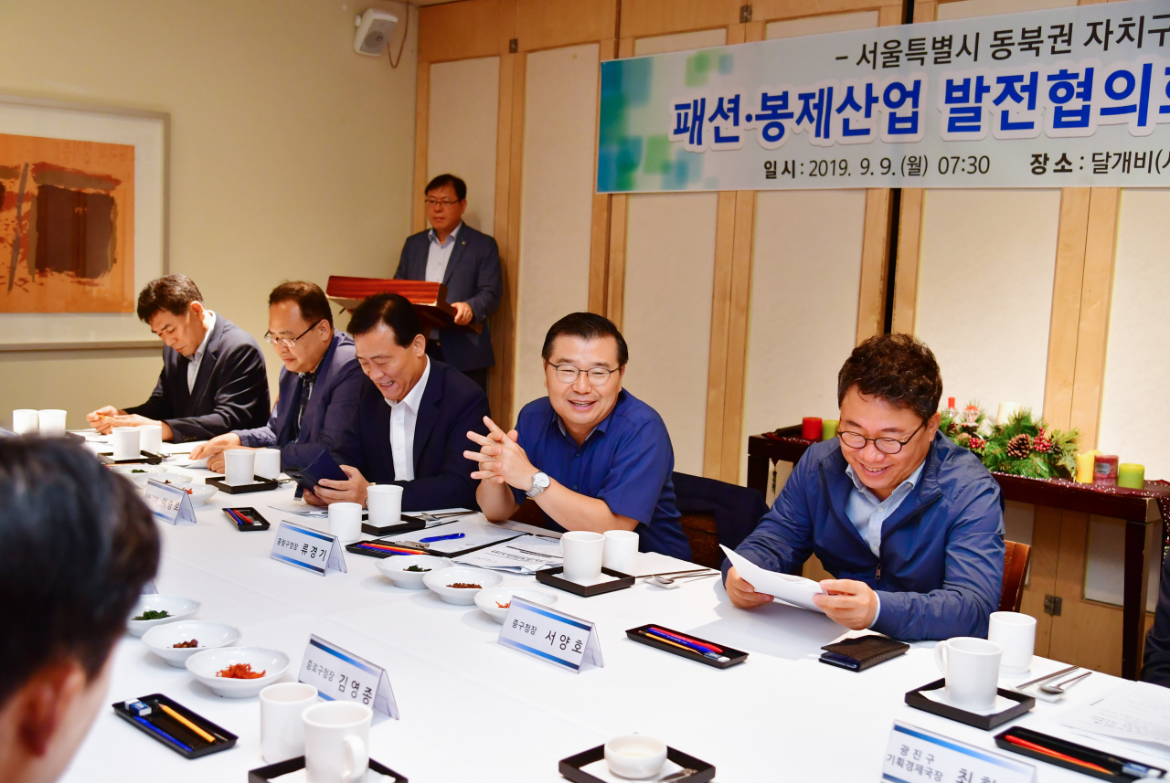 류경기 중랑구청장이 지난 9일 ‘패션‧봉제산업 발전협의회’ 정기총회에서 참석자들과 봉제산업에 관한 이야기를 나누고 있다. [중랑구 제공]