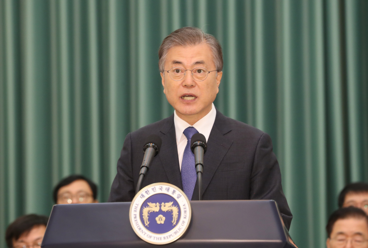 문재인 대통령이 9일 오후 청와대에서 조국 신임 법무부 장관 등에게 임명장을 수여한 직후 대국민 메시지를 전달하고 있다. [연합]