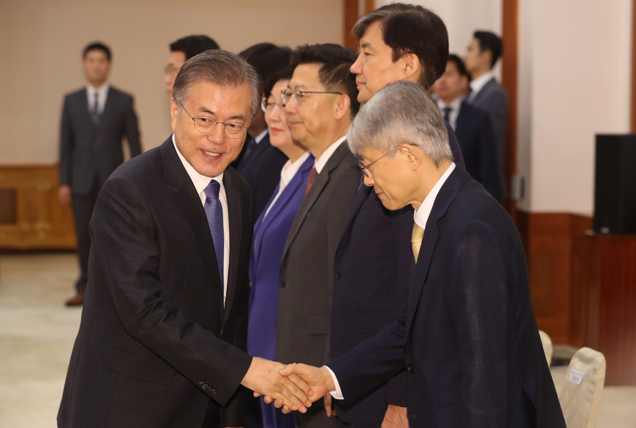 문재인 대통령이 9일 오후 청와대에서 조국 신임 법무부 장관 등에게 임명장을 수여했다. 문 대통령이 임명장 수여 전 최기영 과기부 장관, 조국 법무부 장관 등과 인사하고 있다. [연합]