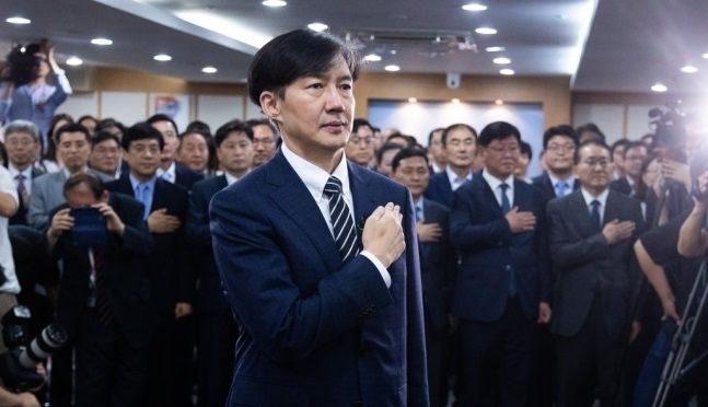 조국 신임 법무부장관이 9일 정부 과천청사에서 열린 취임식에서 국민의례하고 있다. [연합]