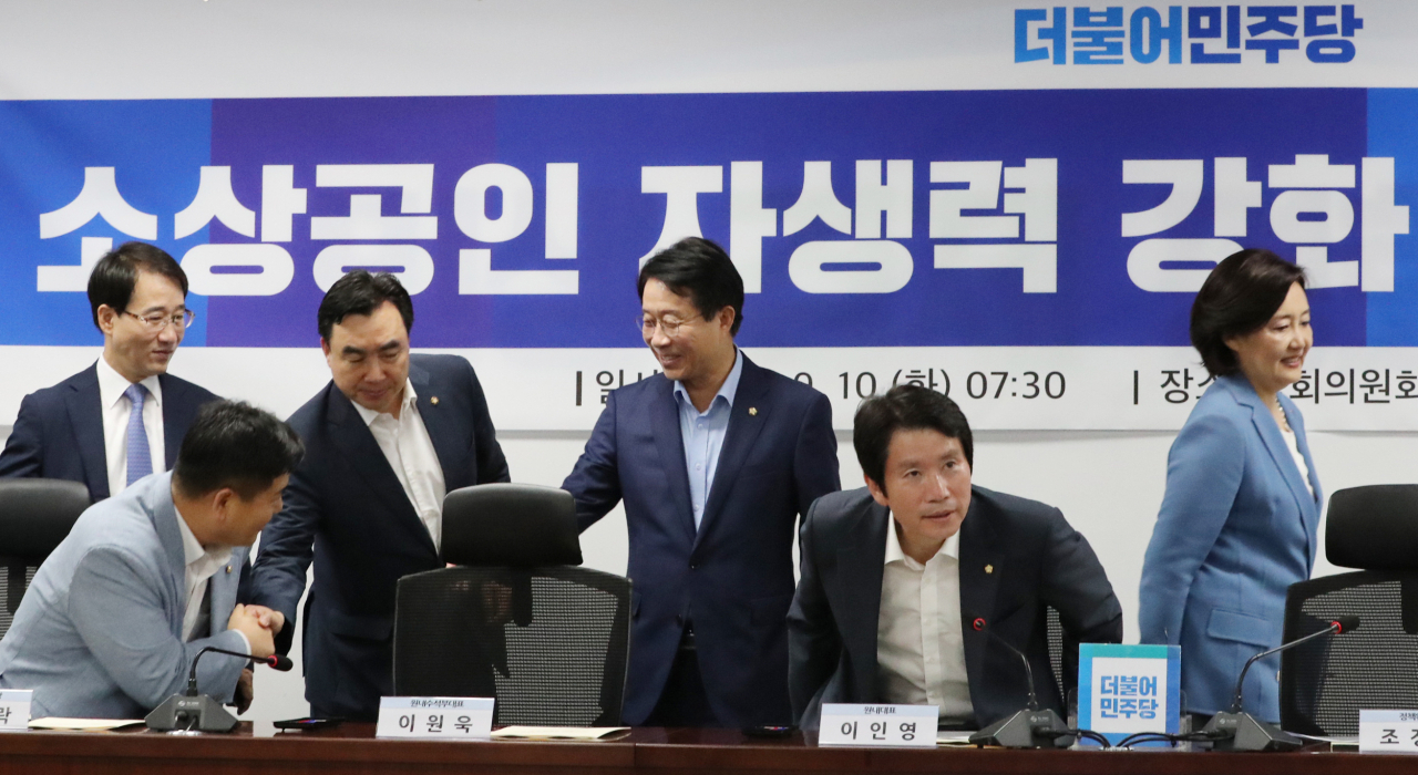 10일 더불어민주당 이인영 원내대표(오른쪽 두번째)와 박영선 중소벤처기업부 장관(오른쪽)이 국회 의원회관에서 열린 '소상공인 자생력 강화대책 당정협의'에 들어서고 있다. 연합뉴스