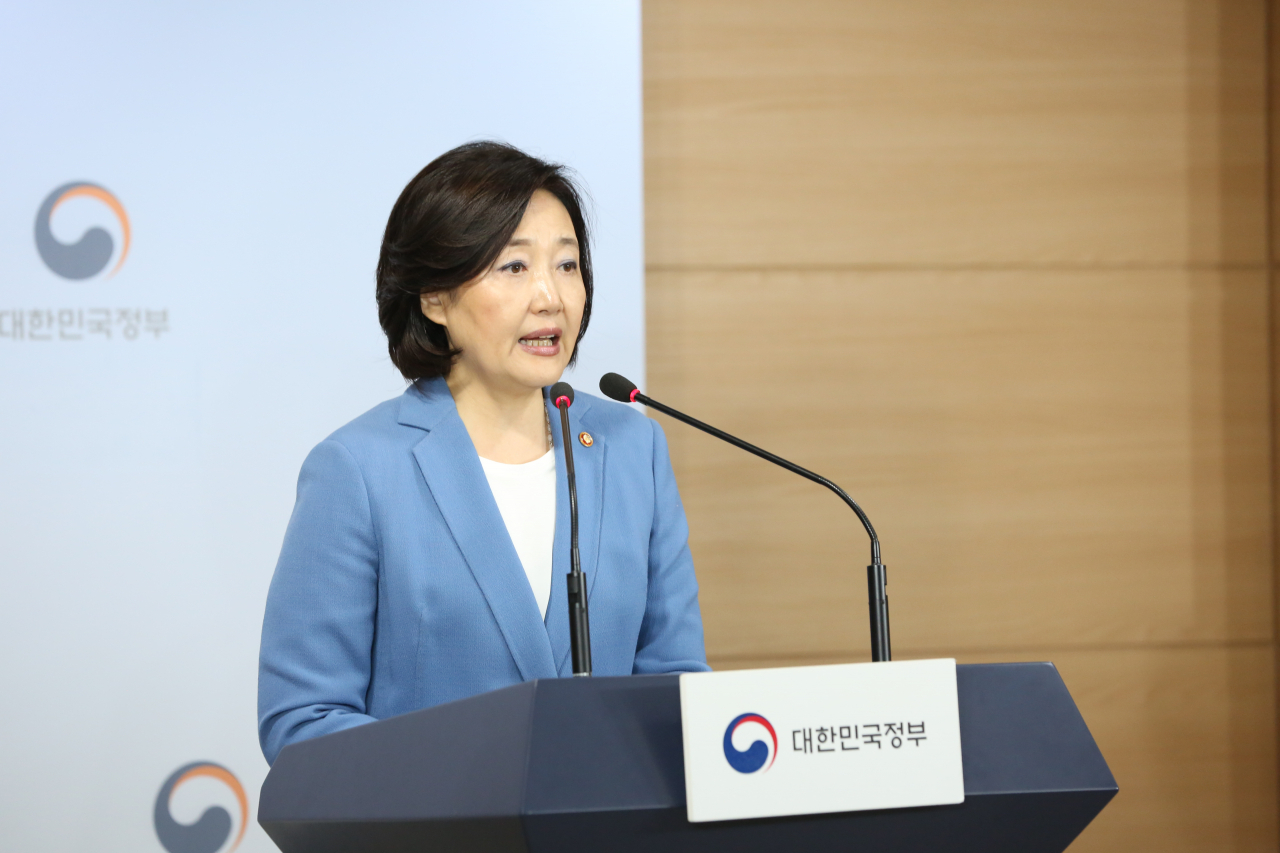 박영선 중소벤처기업부 장관이 10일 오전 정부서울청사에서 ‘소‘상공인 자생력 강화 대책’을 발표했다.