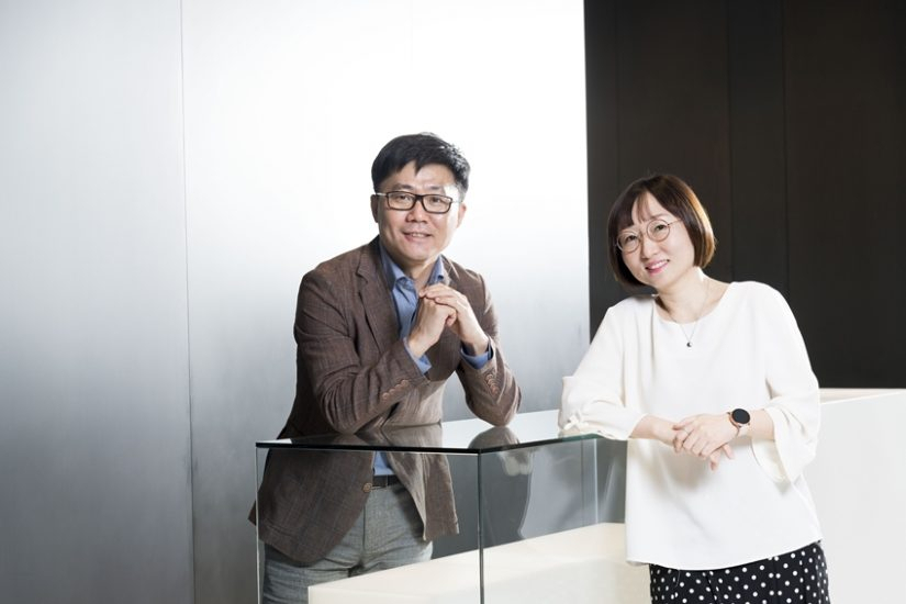 삼성전자 무선사업부 전략파트너개발그룹 박지선 상무(왼쪽)와 프레임워크그룹 정혜순 상무(오른쪽) [삼성전자 제공]