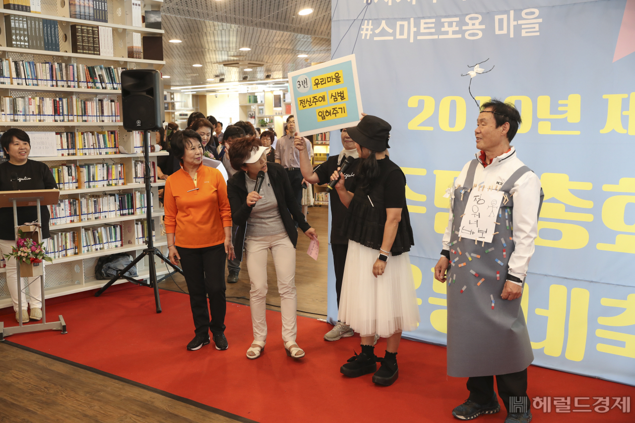 지난 5월 성수1가1동에서 개최된 주민총회에서 주민들이 사업을 제안하고 있다. [성동구]