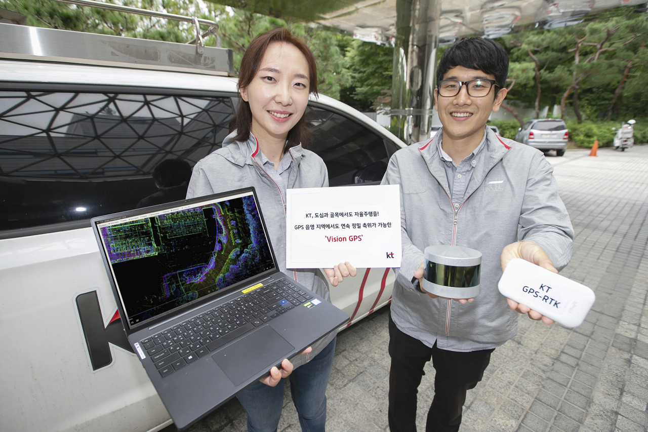 KT 직원들이 서울 서초구 우면동에 위치한 융합기술원 외부에서 '비전 GPS'를 시연하고 있다. [KT 제공]