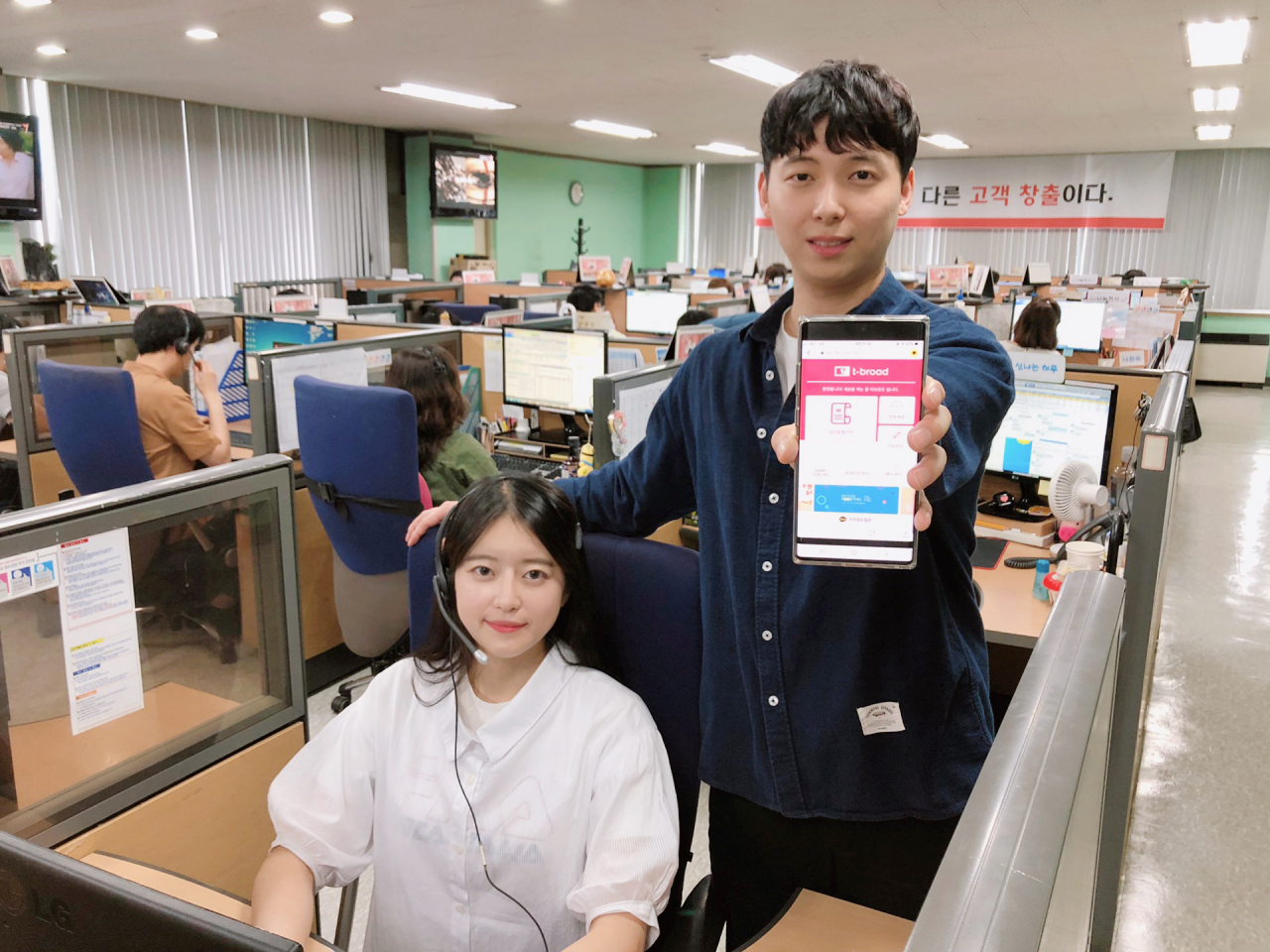 티브로드 모델이 '지능형 디지털 ARS' 도입을 알리고 있다. [티브로드 제공]