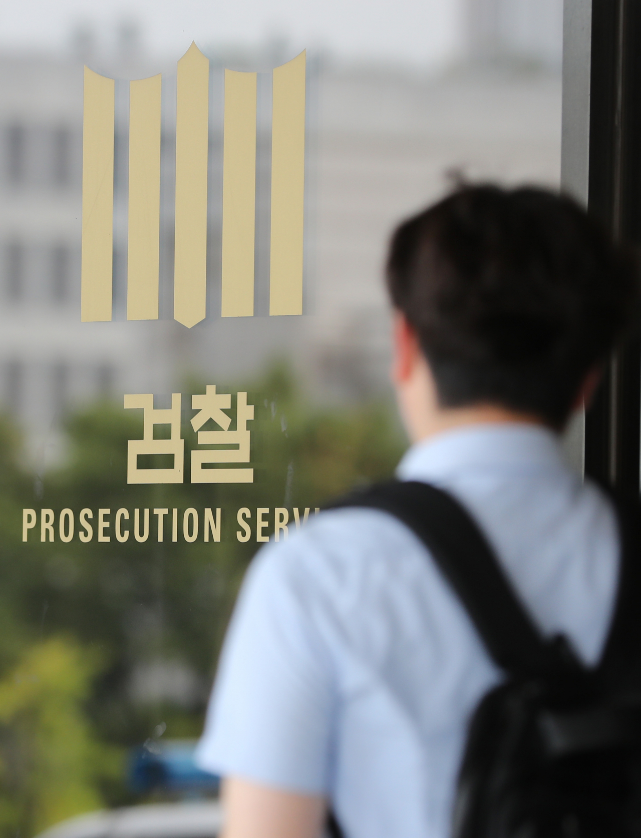 9일 오전 서울 서초구 서울중앙지검 앞에서 취재진이 조국 법무부 장관 후보자의 부인 정경심 동양대 교수를 비롯, 관련자 소환에 대비하고 있는 가운데 검찰관계자가 걸어가고 있다. [연합]