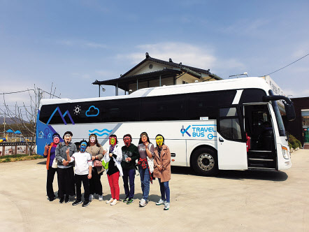 K-트래블버스를 이용한 중국인 관광객들이 하회탈을 쓰고 포즈를 취했다. [하나투어 제공]