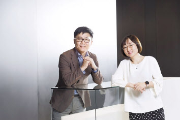 삼성전자 무선사업부 전략파트너개발그룹 박지선 상무(왼쪽)와 프레임워크그룹 정혜순 상무(오른쪽). [삼성전자 제공]