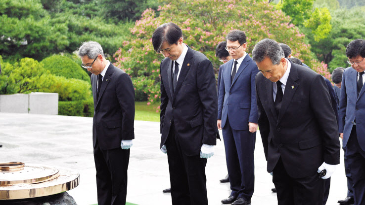조국 신임 법무부 장관이 10일 오전 국립서울현충원 현충탑을 방문, 참배하고 있다. [연합]
