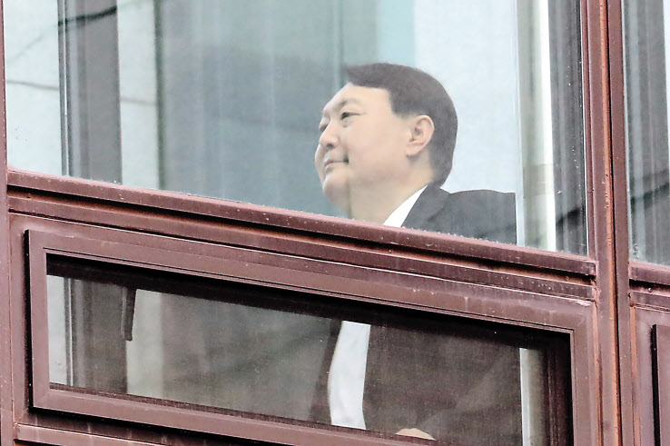 윤석열 검찰총장이 9일 서울 서초구 대검찰청에서 점심 식사를 위해 식당이 위치한 별관으로 이동하고 있다. [연합]