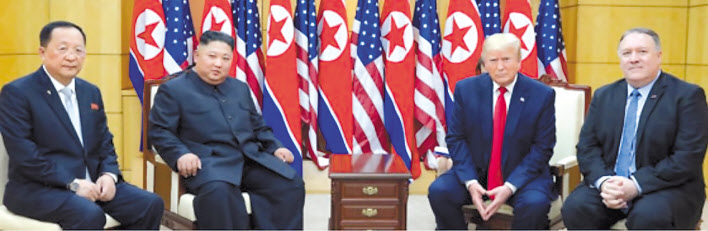 북한이 9월 하순께 북미대화를 제안하고 도널드 트럼프 미국 대통령이 만남은 좋은 것이라고 화답함에 따라 이르면 이달 하순께 북미 비핵화 실무협상이 재개될 전망이다. 김정은 국무위원장과 트럼프 대통령이 6·30 판문점회동 때 리용호 외무상과 마이크 폼페이오 국무장관이 배석한 가운데 자리를 함께 한 모습. [헤럴드DB]