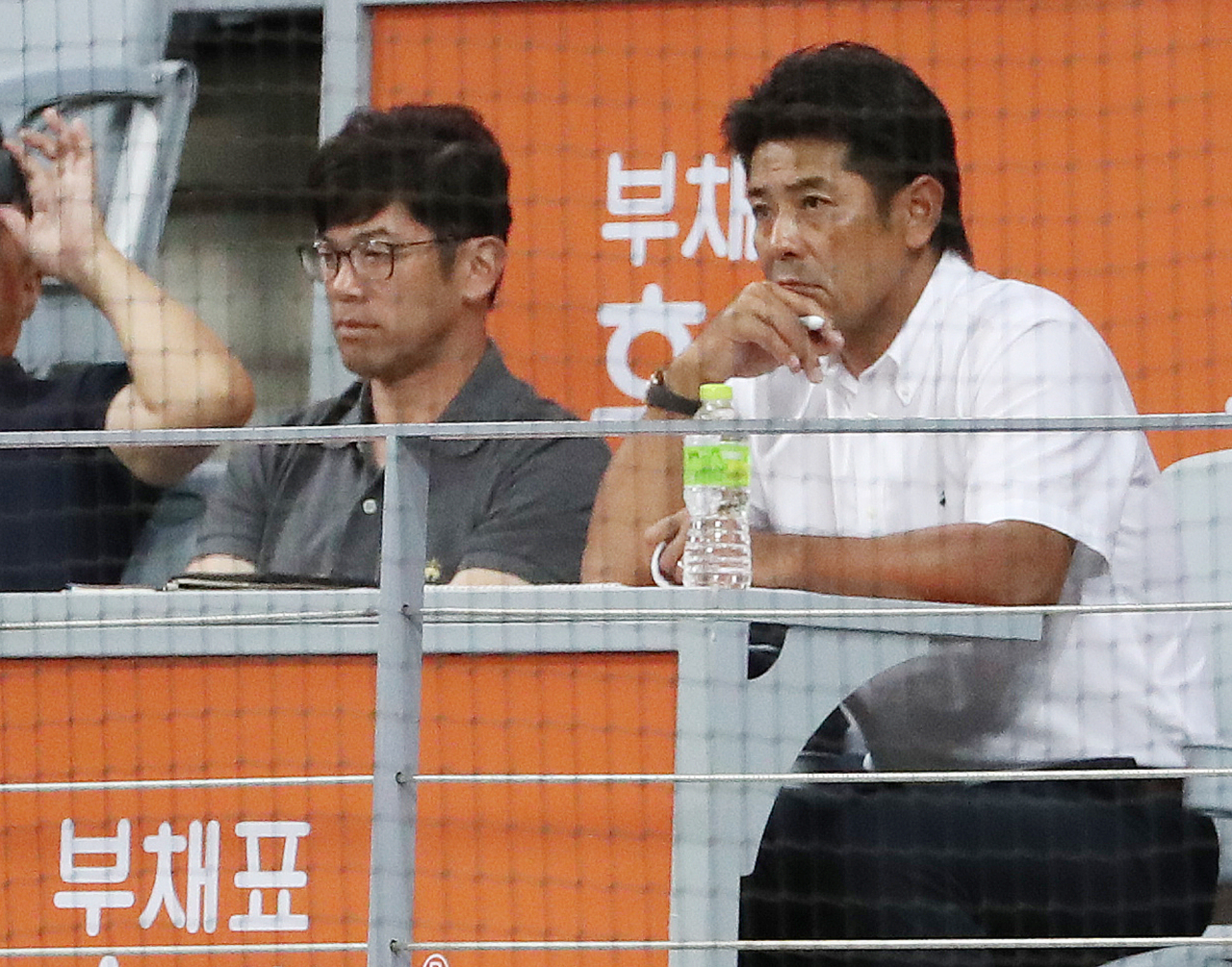 일본 야구 대표팀의 이나바 아츠노리(오른쪽) 감독이 지난 5일 오후 서울 고척스카이돔에서 열린 프로야구 삼성 라이온즈-키움 히어로즈의 경기를 지켜보고 있다. [연합]