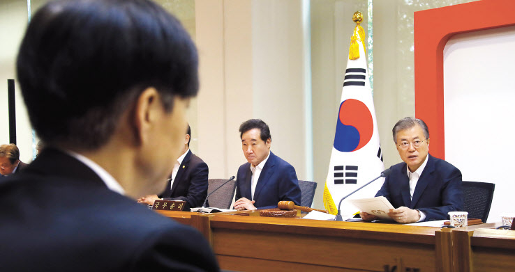 조국 신임 법무부 장관이 10일 오전 성북구 한국과학기술연구원(KIST)에서 현장 국무회의 중 문재인 대통령의 발언을 듣고 있다. [연합]