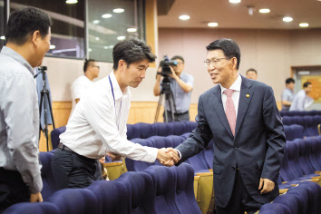 은성수 신임 금융위원장이 9일 취임식에서 직원들과 악수하고 있다.