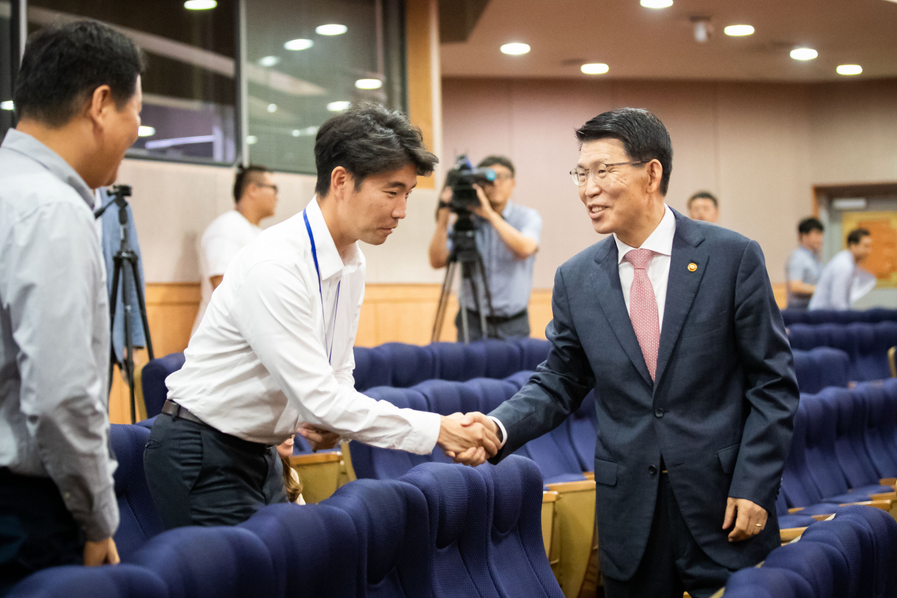 은성수 신임 금융위원장이 9일 취임식에서 직원들과 악수하고 있다.