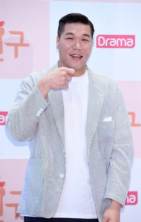 농구스타에서 방송인으로 전향, 제2의 인생을 살고 있는 서장훈이 모교인 연세대 소외계층 학생들을 위해 1억5000만원을 통 크게 기부한 사실이 뒤눚게 알려져 훈훈함을 더하고 있다. [OSEN]