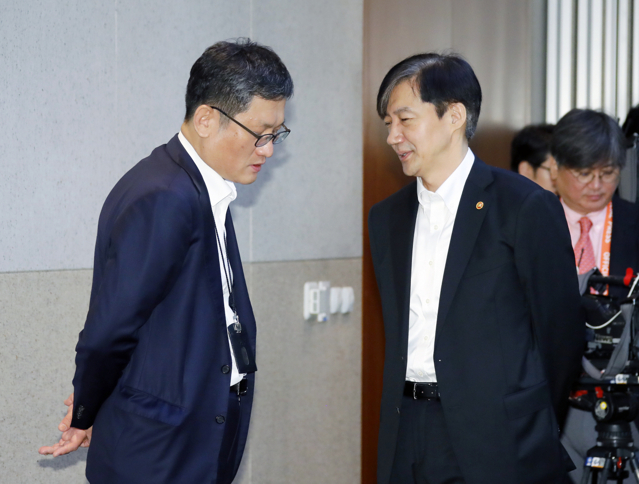 조국 신임 법무부 장관(오른쪽)이 10일 오전 성북구 한국과학기술연구원(KIST)에서 열린 현장 국무회의 전 여현호 국정홍보비서관과 대화하고 있는 모습. [연합]