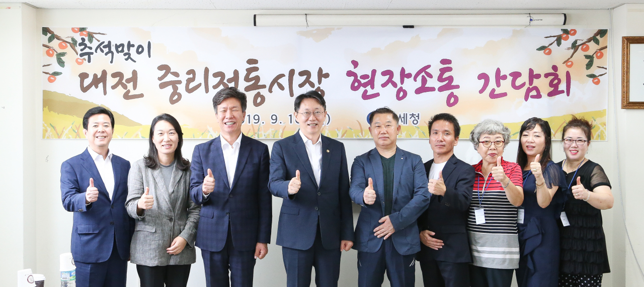 김현준(왼쪽 네번째) 국세청장이 10일 대전 대덕구 '중리전통시장'을 방문, 상인 대표들과 기념촬영하고 있다.［국세청 제공 ］