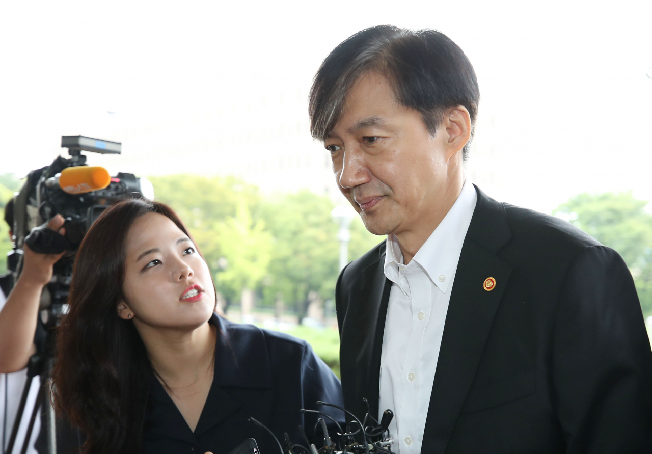 조국 법무부 장관이 10일 오후 정부과천청사 법무부로 출근하며 취재진의 질문을 듣고 있다. 연합뉴스