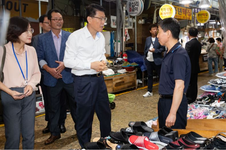은성수 금융위원장이 추석 연휴를 앞둔 10일 오후 영천시장에서 추석물품을 구입하고 애로사항을 듣고 있다.[금융위 제공]