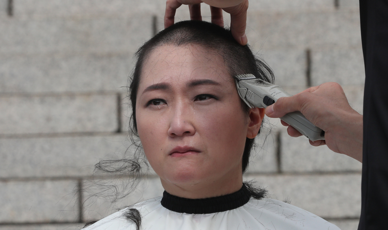 이언주 무소속 의원이 10일 오전 국회 본청 앞 계단에서 조국 법무부 장관 임명 철회와 대국민 사과를 요구하는 기자회견을 마친 뒤 삭발하고 있다. [연합]