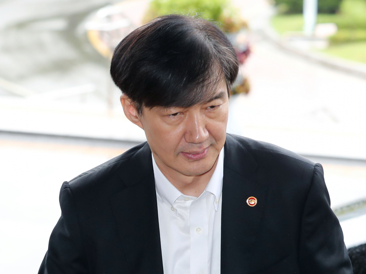 조국 법무부 장관이 10일 오후 정부과천청사 법무부로 출근하고 있다. 연합뉴스