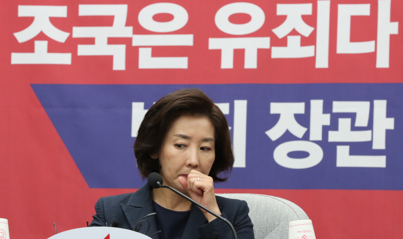 나경원 자유한국당 원내대표가 10일 오전 국회에서 열린 원내대책회의에 참석해 있다. 이날 나 원내대표는 아들의 논문 저자 등재 특혜 의혹이 일자 입장문을 발표했다. [연합]