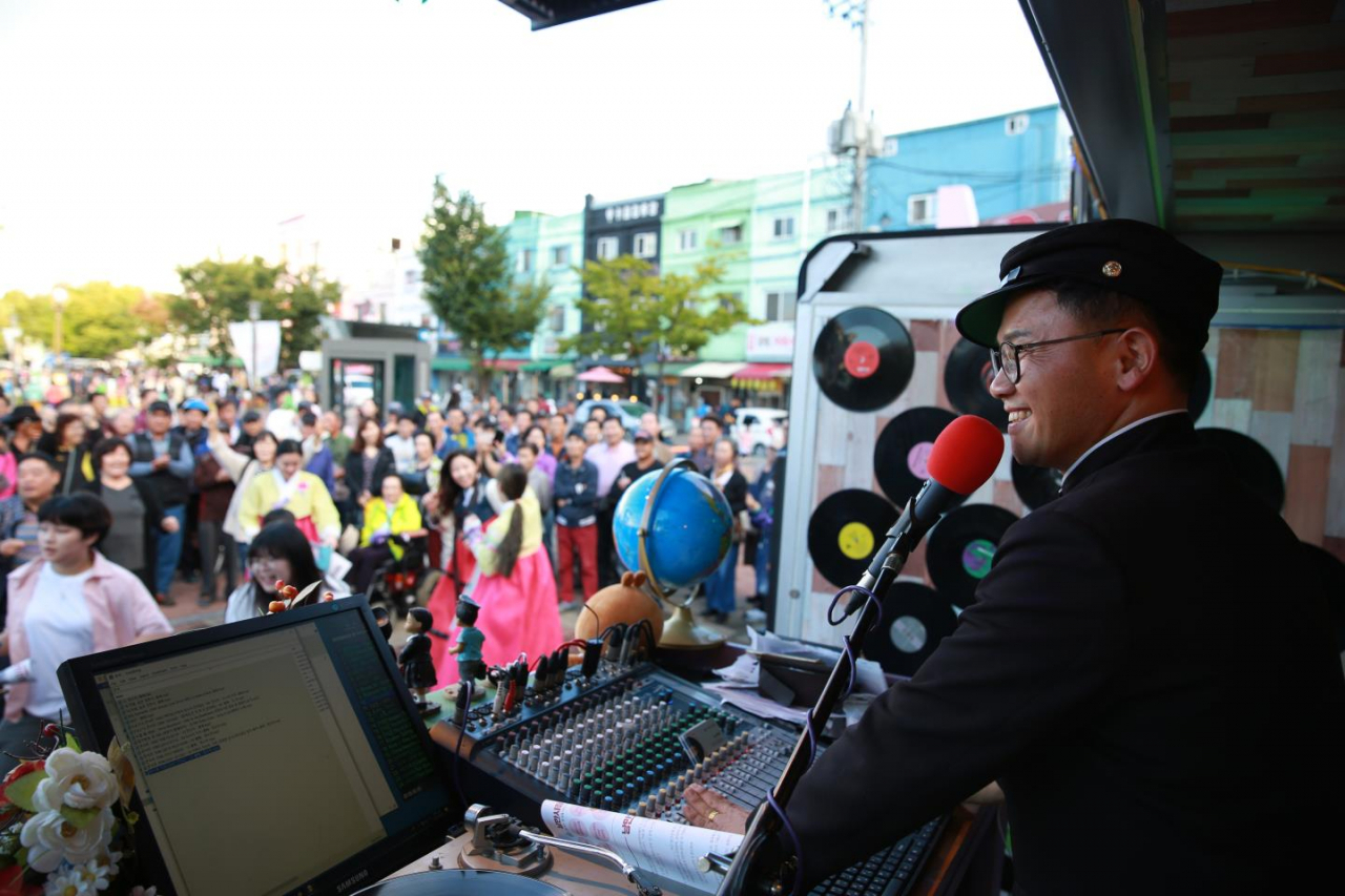 지난해 열린 ‘동인천 낭만시장’ 축제 중 DJ 다방 행사 모습.〈인천시 동구 사진제공〉