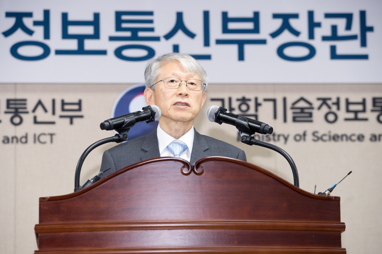 최기영 과학기술정보통신부 장관이 10일 오후 세종특별자치시 세종파이낸스센터 과기정통부 대강당에서 열린 취임식에서 취임사를 하고 있다. [과학기술정보통신부 제공]