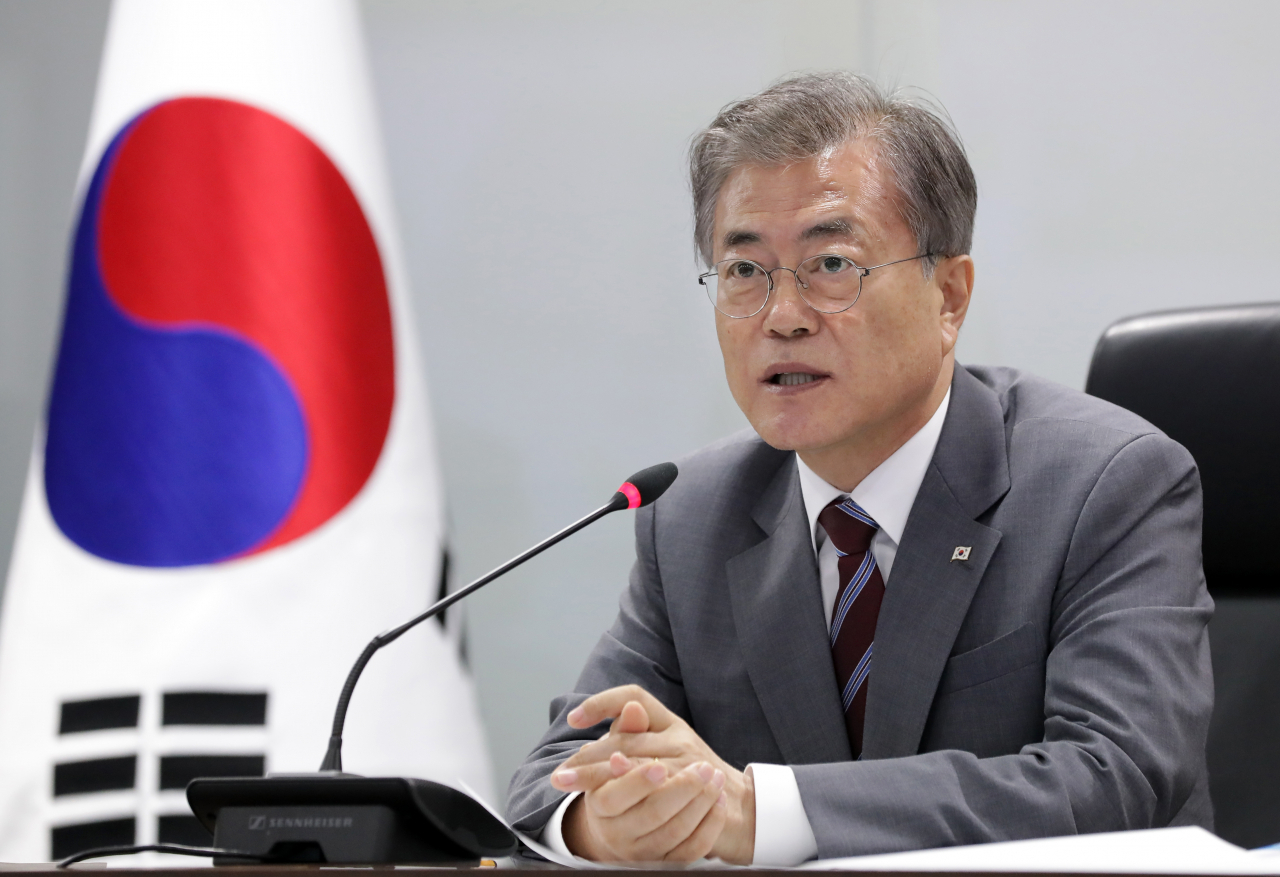 동남아 3개국 순방을 마치고 귀국한 문재인 대통령이 6일 오후 국가위기관리센터를 찾아 태풍 ‘링링’ 대처상황 점검회의를 열고, 관계 부처와 지자체로부터 태풍 대처상황을 보고 받고 있다. 연합뉴스