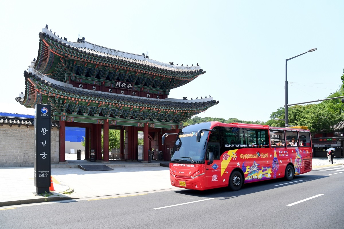 창경궁 앞을 지나가고 있는 서울시티투어 타이거버스의 모습