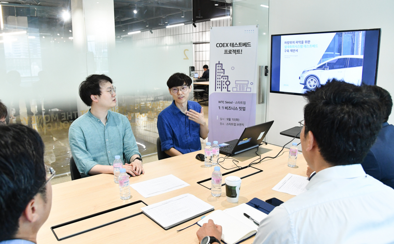 무역협회가 10일 삼성동 코엑스에서 개최한 ‘코엑스 스타트업 테스트베드 1대1 밋업’ 행사에서 WTC서울 및 스타트업 관계자가 비즈니스미팅을 하고 있다. [무역협회 제공]