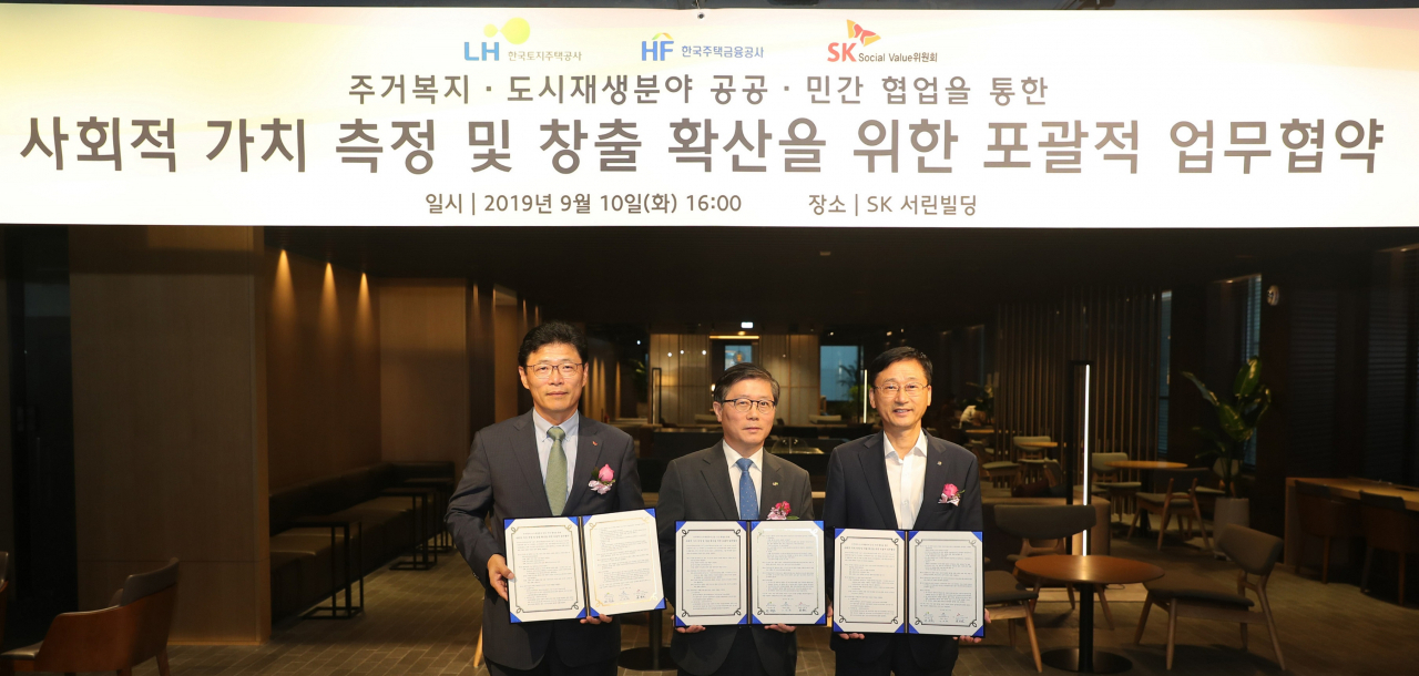 10일 사회적 가치 측정 및 창출 협약을 체결한 변창흠 LH 사장(가운데), 이형희 SK 소셜 밸류 위원장(왼쪽), 이정환 한국주택금융공사 사장이 기념 촬영을 하고 있다.