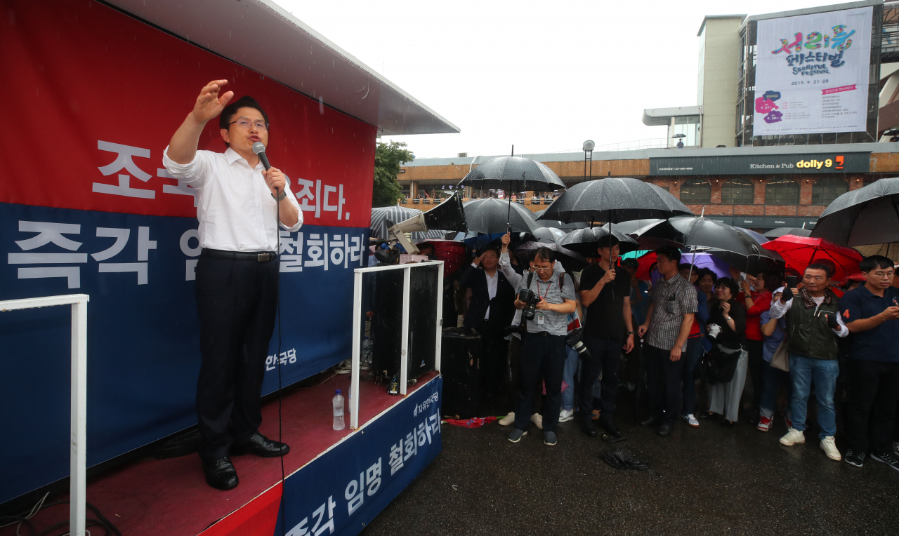 자유한국당 황교안 대표가 10일 오후 서초구 서울고속버스터미널 앞 광장에서 열린 '살리자! 대한민국 문재인 정권 순회 규탄대회'에서 발언하고 있다. [연합]