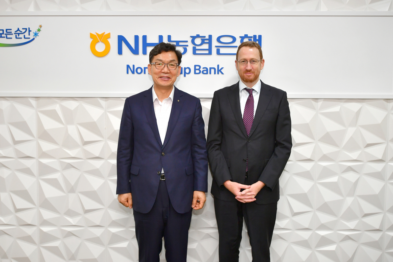 10일 이대훈 농협은행장(사진 왼쪽)이 브렛 쿠퍼 호주 무역투자대표부 동북아 총괄대표와 면담 후 사진촬영을 하고 있다.