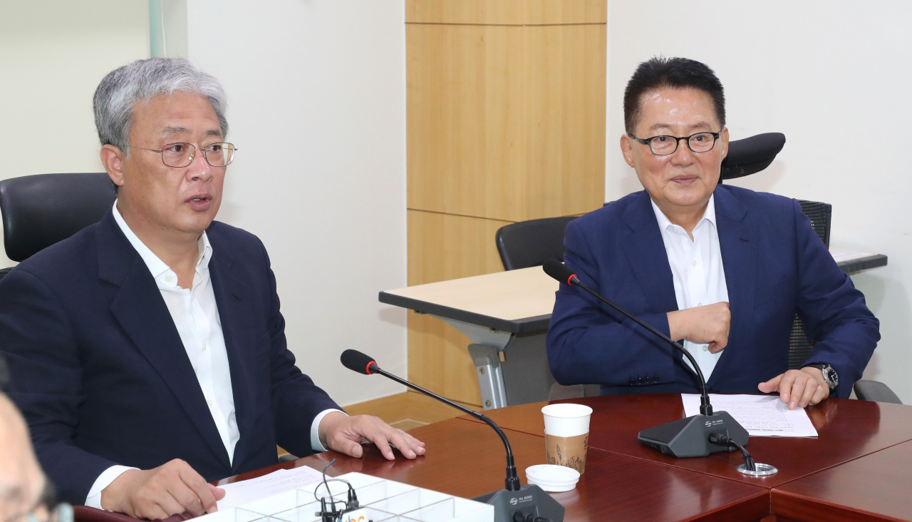 대안정치연대 유성엽 대표(왼쪽)와 박지원 의원이 9일 오전 국회 의원회관에서 열린 국회의원·창당준비기획단 연석회의에 참석해 자리하고 있다. [연합]